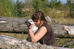 Frau kuschelt mit Parson Russell Terrier
