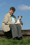 Frau mit Parson Russell Terrier