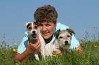 Frau mit Parson Russell Terriern