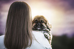 Frau und Pekinese