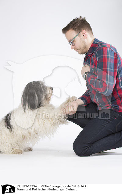 Mann und Polnischer Niederungshtehund / man and Polish Lowland Sheepdog / NN-13334