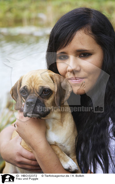 Frau und Puggle / HBO-02372