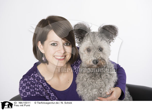 Frau mit Pumi / woman with pumi / NN-10011