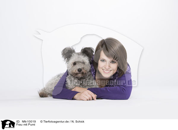 Frau mit Pumi / woman with pumi / NN-10019