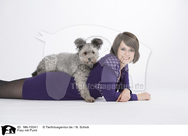 Frau mit Pumi / woman with pumi / NN-10041