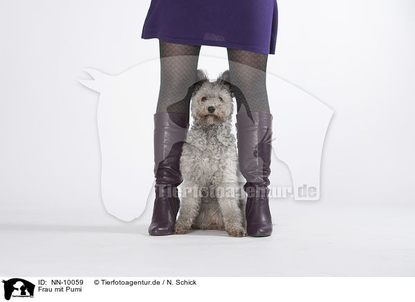 Frau mit Pumi / woman with pumi / NN-10059