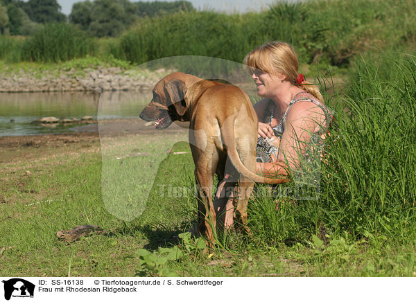 Frau mit Rhodesian Ridgeback / woman with Rhodesian Ridgeback / SS-16138