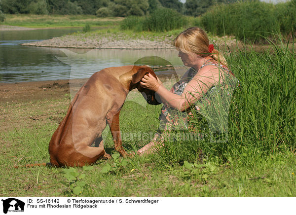 Frau mit Rhodesian Ridgeback / SS-16142