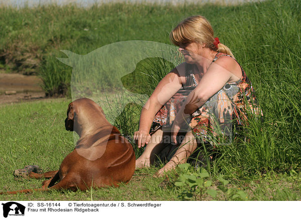 Frau mit Rhodesian Ridgeback / SS-16144