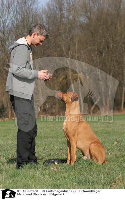 Mann und Rhodesian Ridgeback / SS-22179