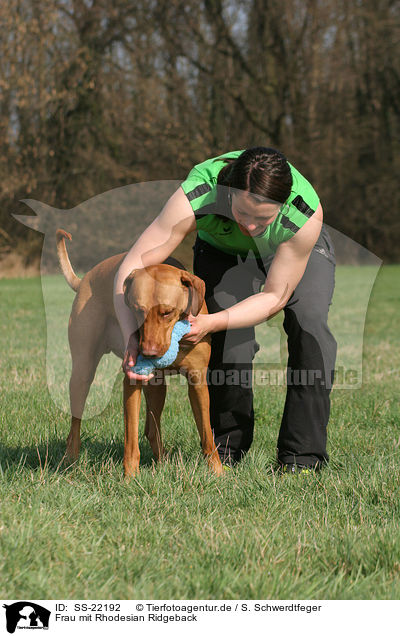 Frau mit Rhodesian Ridgeback / SS-22192