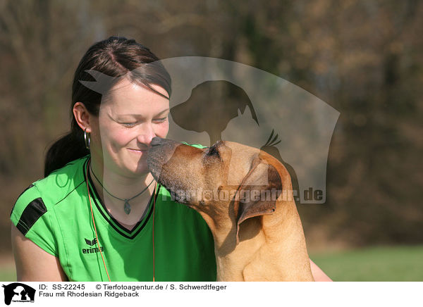 Frau mit Rhodesian Ridgeback / woman with Rhodesian Ridgeback / SS-22245