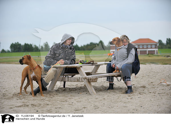 menschen und Hunde / humans and dogs / YJ-06194