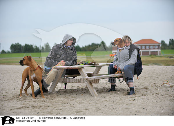 menschen und Hunde / YJ-06194