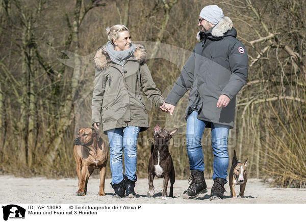Mann und Frau mit 3 Hunden / AP-13083