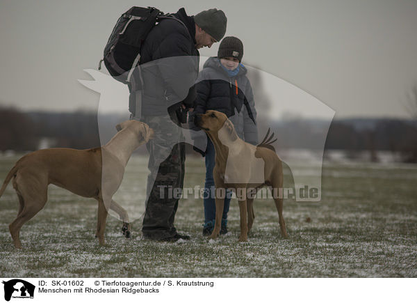 Menschen mit Rhodesian Ridgebacks / humans with Rhodesian Ridgebacks / SK-01602