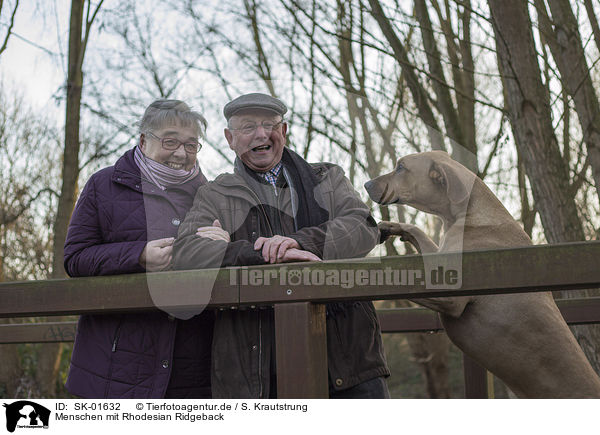 Menschen mit Rhodesian Ridgeback / humans with  Rhodesian Ridgeback / SK-01632