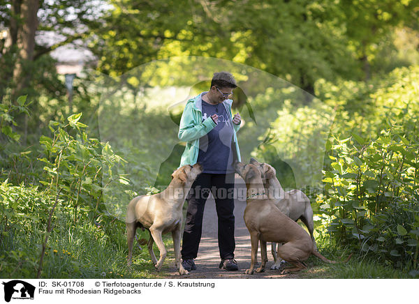Frau mit Rhodesian Ridgebacks / woman with Rhodesian Ridgebacks / SK-01708