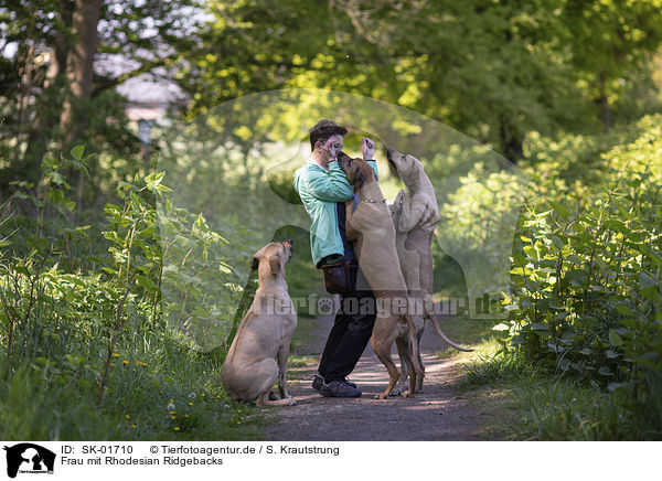 Frau mit Rhodesian Ridgebacks / SK-01710