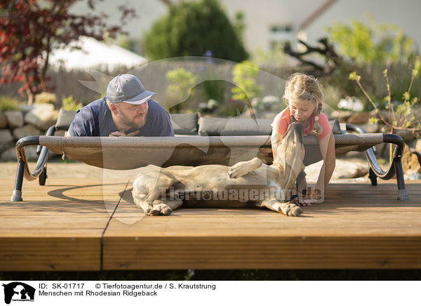 Menschen mit Rhodesian Ridgeback / humans with Rhodesian Ridgeback / SK-01717