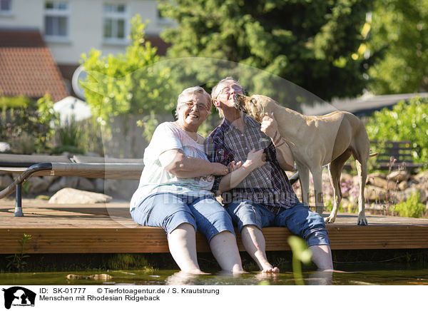 Menschen mit Rhodesian Ridgeback / humans with Rhodesian Ridgeback / SK-01777