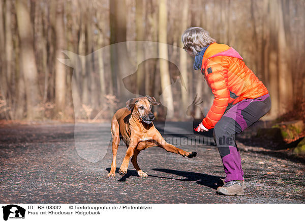 Frau mit Rhodesian Ridgeback / woman with Rhodesian Ridgeback / BS-08332