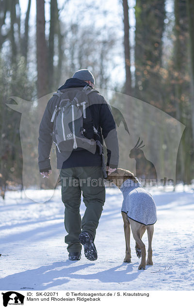 Mann und Rhodesian Ridgeback / SK-02071