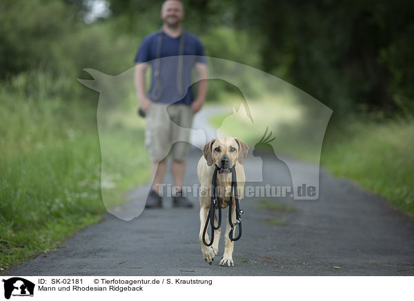 Mann und Rhodesian Ridgeback / SK-02181