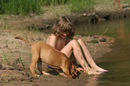 Junge mit Rhodesian Ridgeback Welpe