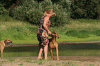 Frau mit Rhodesian Ridgeback