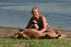 Frau kuschelt mit Rhodesian Ridgeback