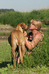 Frau mit Rhodesian Ridgeback