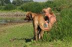 Frau mit Rhodesian Ridgeback