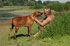 Frau mit Rhodesian Ridgeback