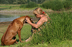 Frau mit Rhodesian Ridgeback