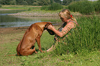 Frau mit Rhodesian Ridgeback