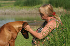 Frau mit Rhodesian Ridgeback