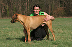 Frau mit Rhodesian Ridgeback