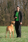 Frau mit Rhodesian Ridgeback