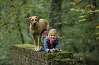 Mdchen mit Rhodesian Ridgeback