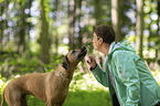 Frau mit Rhodesian Ridgeback