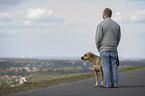 Mann mit Rhodesian Ridgeback