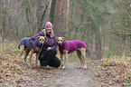 Frau und 2 Rhodesian Ridgebacks