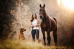 Frau, Rhodesian Ridgeback und Pferd