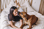 junge Frau mit Rhodesian Ridgeback