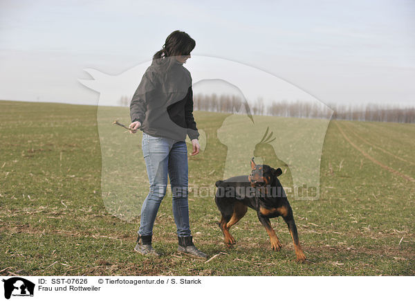 Frau und Rottweiler / SST-07626