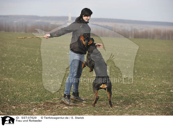 Frau und Rottweiler / woman and Rottweiler / SST-07629