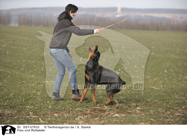 Frau und Rottweiler / SST-07632