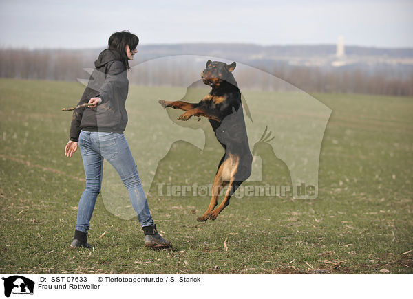 Frau und Rottweiler / SST-07633