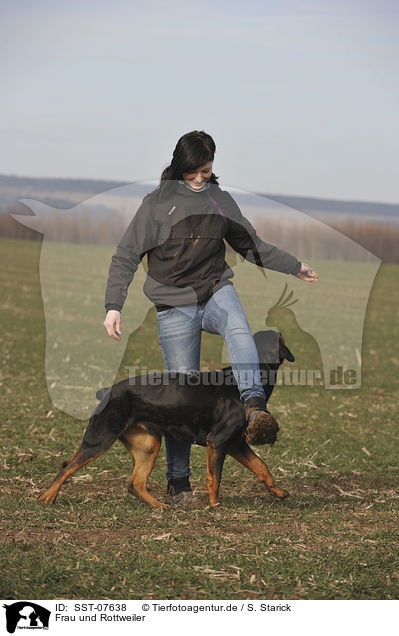 Frau und Rottweiler / SST-07638
